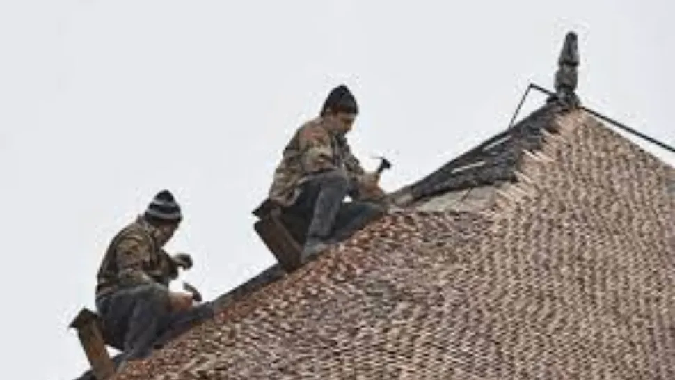 Lăsau casele fără acoperiș și cereau zeci de mii de lei. Trei bărbați trimiși în judecată pentru șantaj și tâlhărie