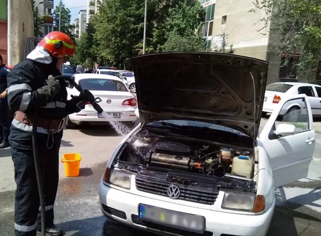 Incendiu la un autoturism de pe strada Flamarion