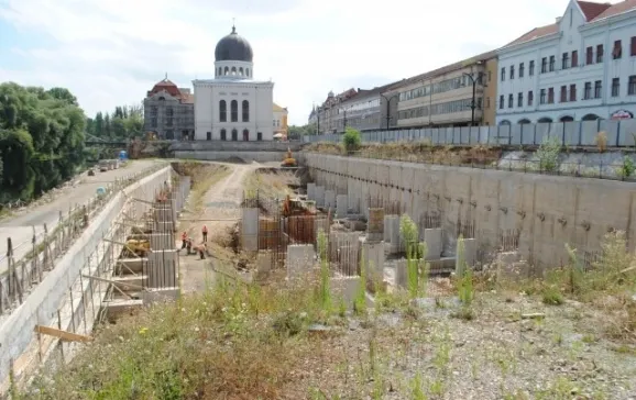 Urmează reluarea lucrărilor de la parcarea subterană din strada Independenței