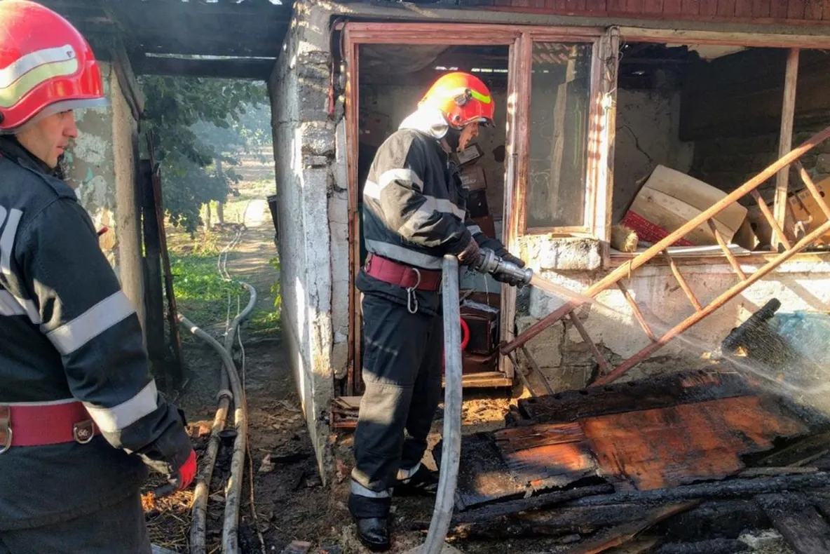 Intervenție a pompierilor bihoreni la 2 incendii în comuna Batăr