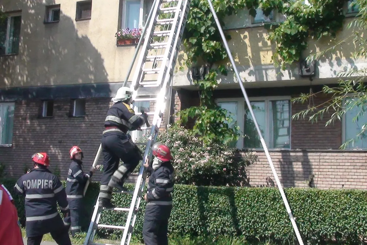 Intervenție a pompierilor bihoreni pentru salvarea a 2 persoane în Oradea și stingerea unui incendiu în Salonta