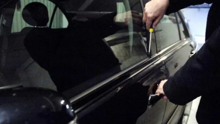Bărbat banuit de furturi din autoturisme, reținut de polițiștii orădeni