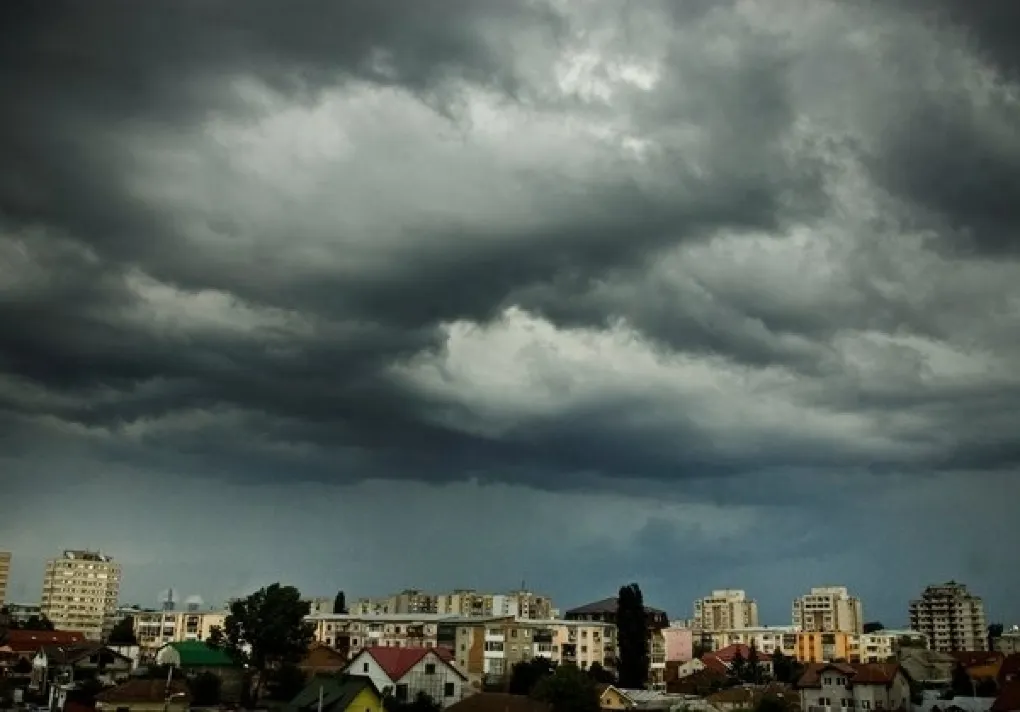 Se anunță un weekend cu furtuni și instabilitate atmosferică în vestul țării