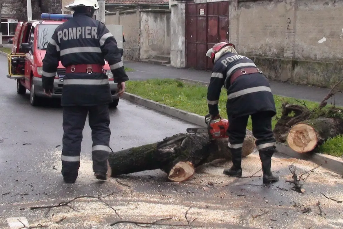 Recomandările pompierilor bihoreni pentru evitarea situațiilor de urgență generate de fenomene meteo periculoase