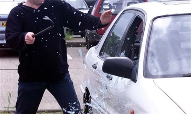 Hoți din autoturisme trimiși în judecată de polițiștii orădeni