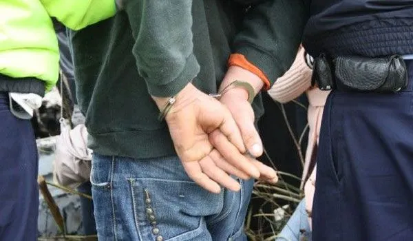Ieșean bănuit de repetate furturi reținut de polițiștii din Aleșd