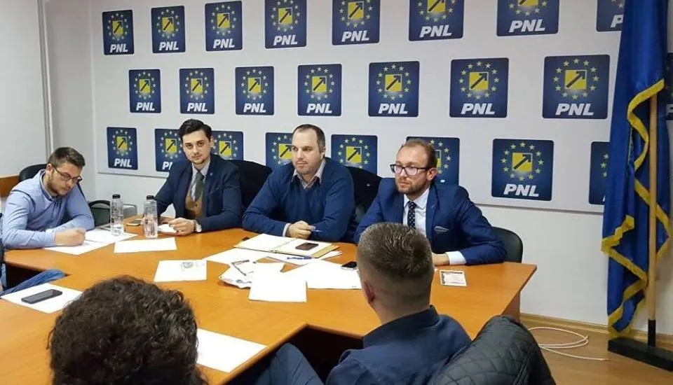 Tinerii liberali sar în apărarea medicilor și a diasporei, cer demisii din Guvern