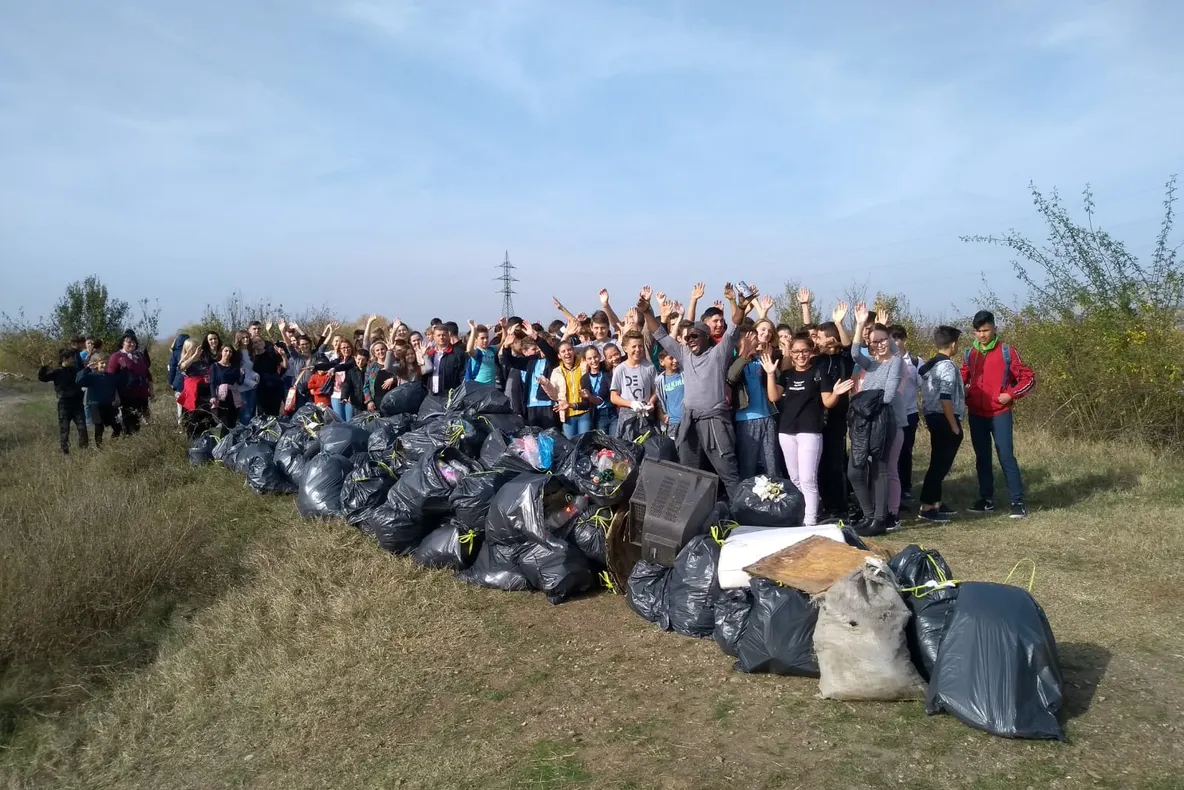 Green Network Romania și Uniunea Femeilor din Bihor au curățat malul Crișului Repede