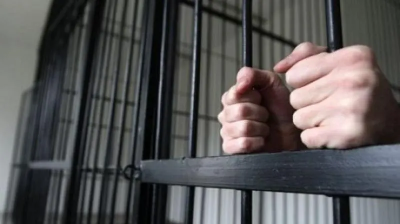 Un bărbat bănuit că ar fi agresat sexual o tânără, reținut de polițiștii orădeni și arestat de magistrați.