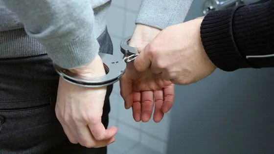 Condamnați la închisoare pentru trafic de droguri de risc și deținere de droguri de risc, încarcerați de polițiștii Compartimentului Urmăriri.