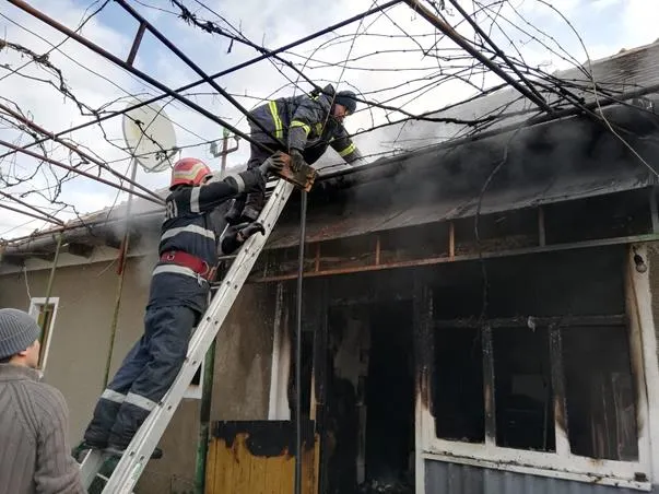 Un bărbat a fost rănit în urma izbucnirii unui incendiu la o gospodărie din Căpâlna. Măsuri de prevenire a incendiilor