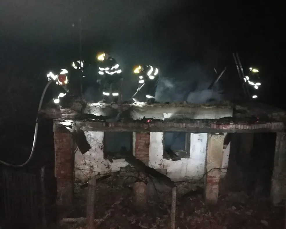 Incendiu în noaptea de marți spre miercuri, lichidat de pompierii bihoreni în localitatea Viișoara