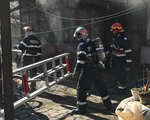 Persoană salvată de pompieri dintr-o locuință incendiată