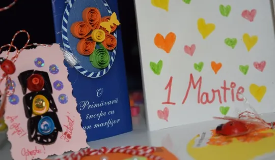 De 1 Martie, polițiștii bihoreni distribuie în trafic mărțișoare cu mesaje preventive, create de copii,
