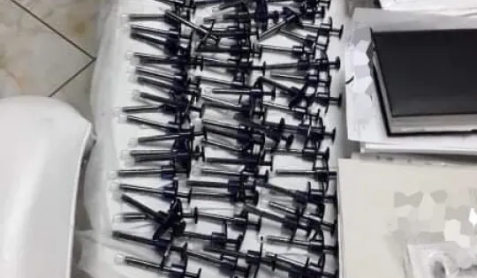 Percheziții la salonul unei orădence bănuite de practicarea fără drept a unei profesii