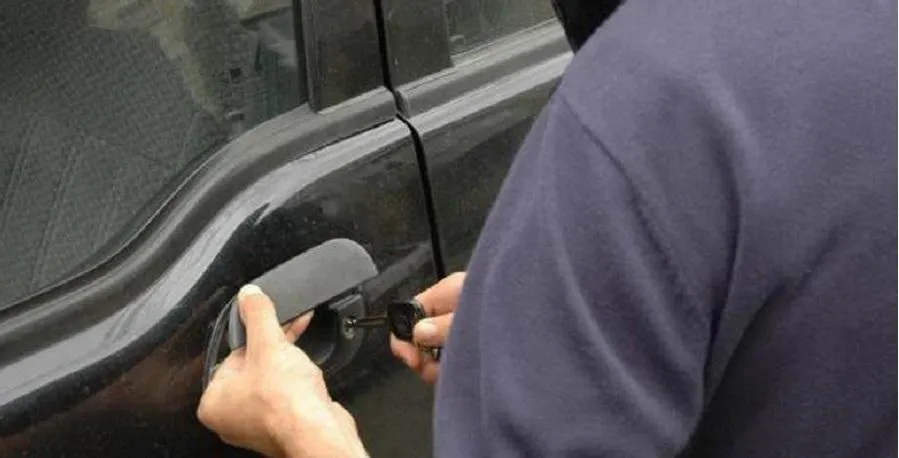 Bănuit că ar fi sustras autoturismul unui orădean, prins în flagrant de polițiștii bihoreni.