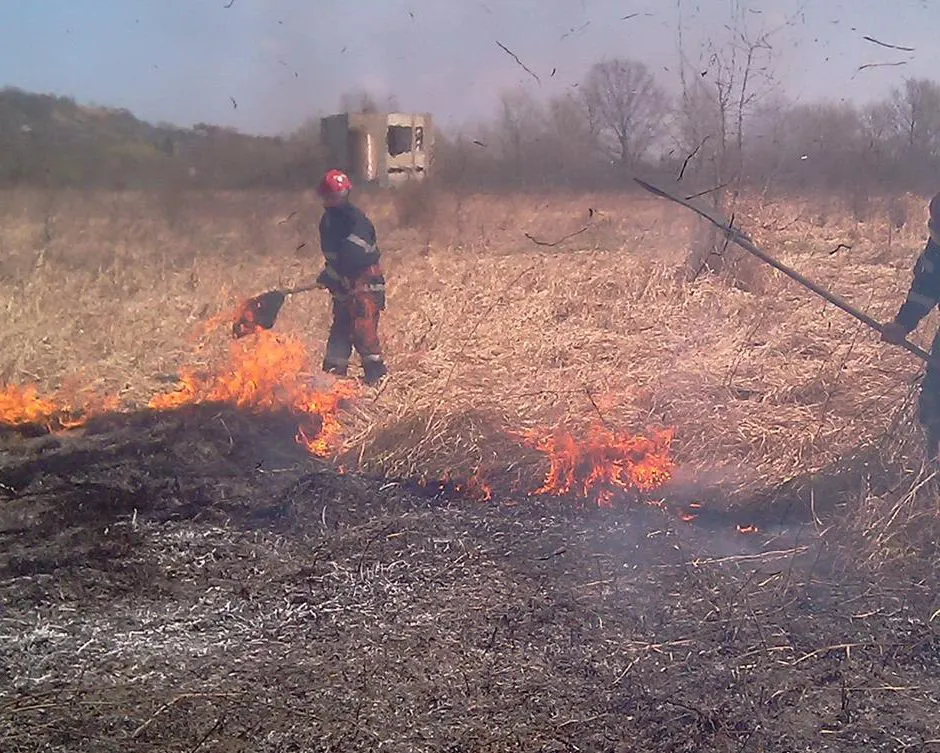Nouă incendii de vegetație uscată într-o singură zi-măsuri de prevenție din partea pompierilor bihoreni