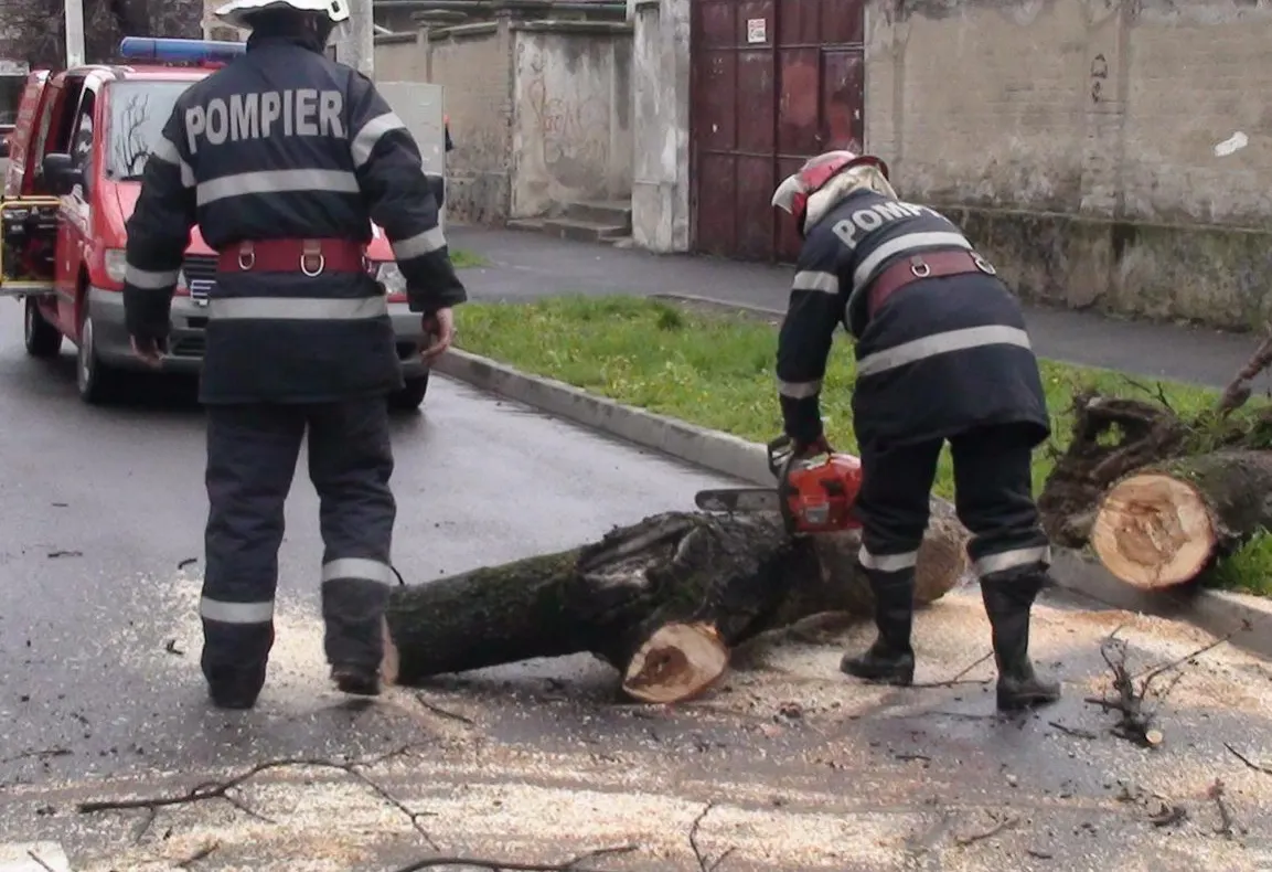 Recomandările pompierilor militari pentru evitarea situațiilor de urgență generate de vântul puternic