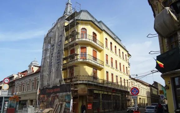 O parte din schelele de pe fațada Casei Kolozsváry au fost demontate