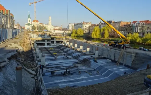 Avansează lucrările la parcarea subterană din strada Independenței