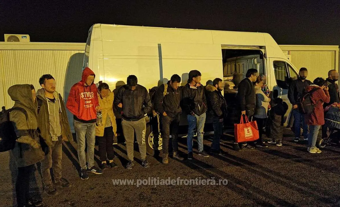 16 cetățeni străini ascunși într-o autoutilitară, depistaţi de poliţiştii de frontieră la P.T.F. Nădlac II