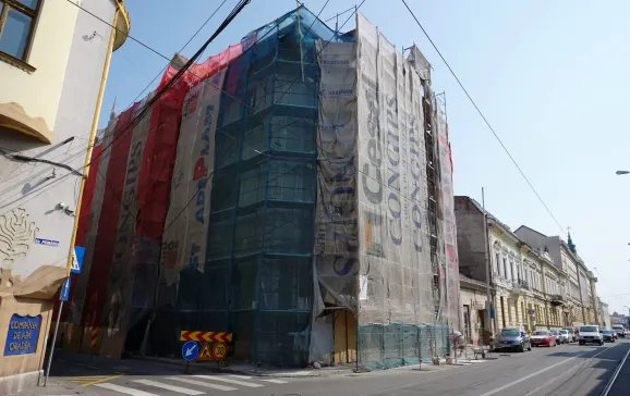 Continuă lucrările de reabilitare a fațadelor și schimbarea acoperișului la casa dr. Nemes Áron