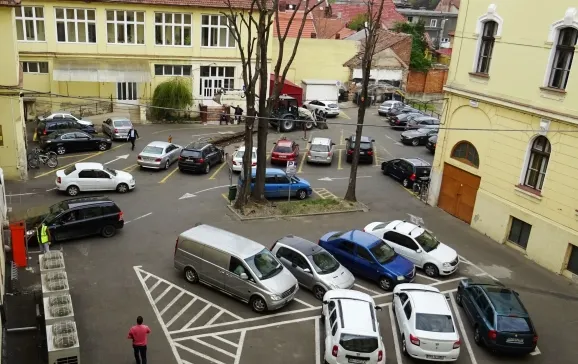 Parcarea din curtea interioară a primăriei nu poate fi utilizată momentan la capacitate maximă