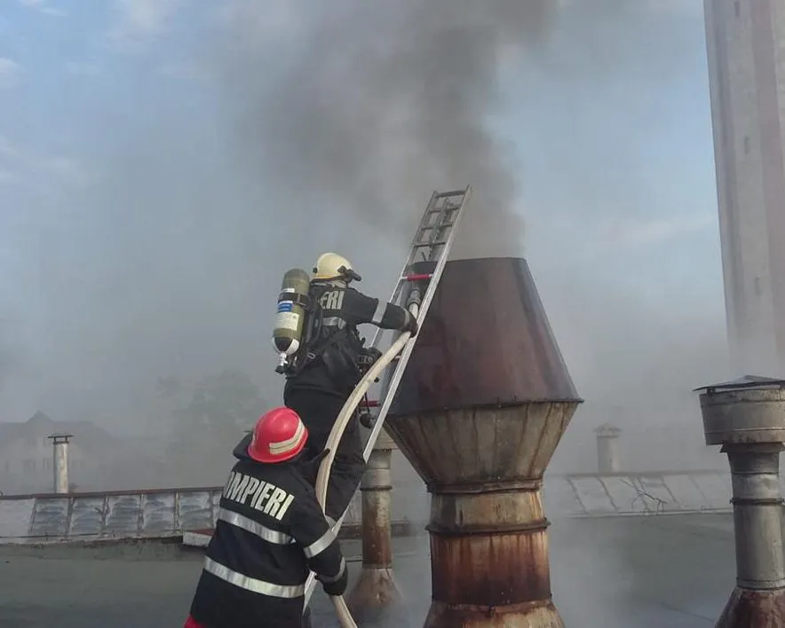 Incendiu la o fabrică de mobilă din municipiul Beiuș