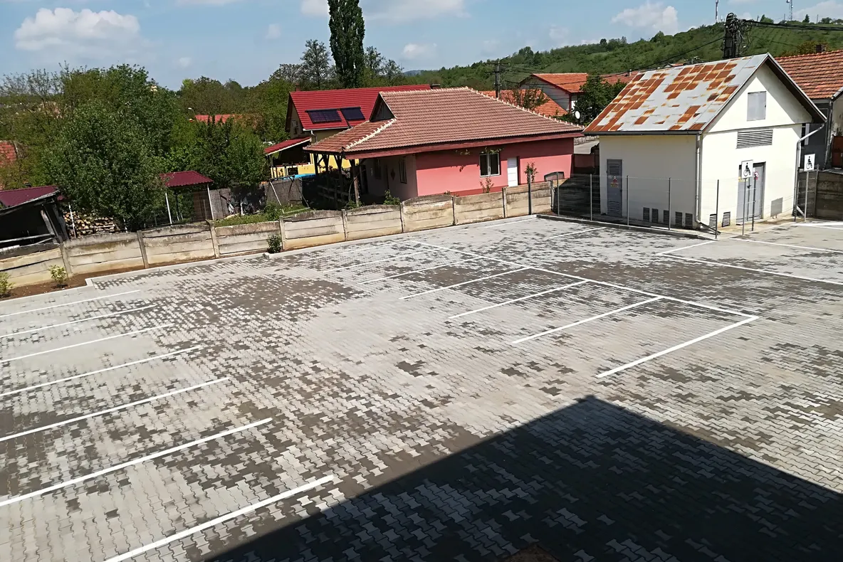 Primăria orașului Aleșd inaugurează o nouă parcare în oraș