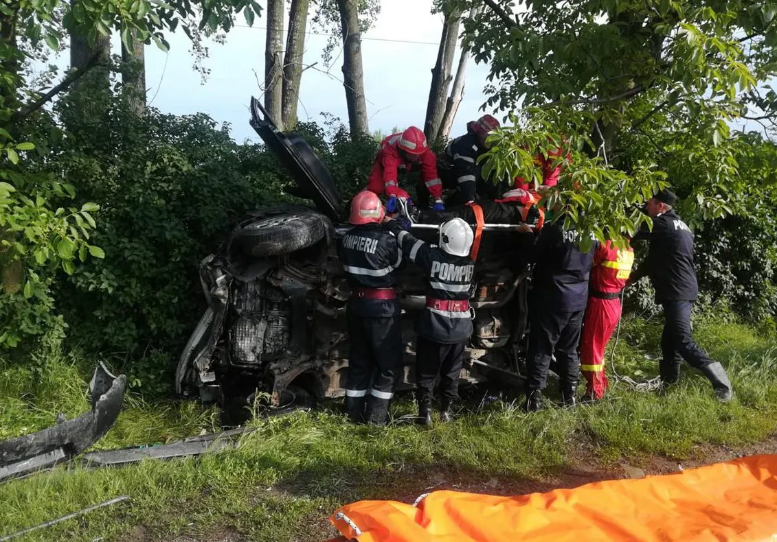 Intervenție pentru salvarea victimelor unui accident rutier produs pe raza localității Sălard