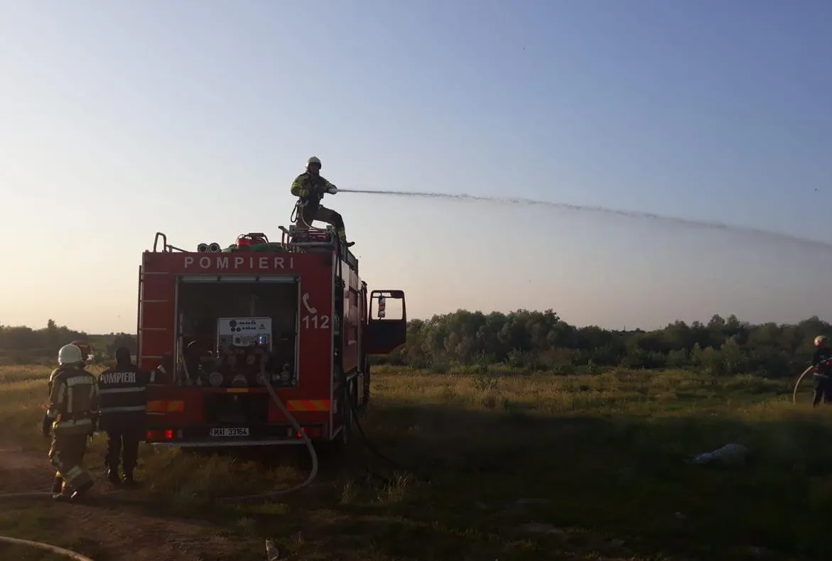 11 intervenții la inundații și misiuni de stingere a incendiilor desfășurate de pompierii bihoreni în șapte localități
