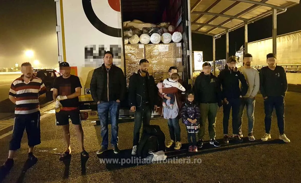 Nouă cetăţeni străini, descoperiți ascunşi într-un automarfar la P.T.F. Nădlac II