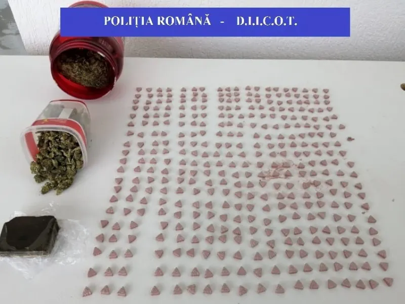Reținuți pentru trafic de droguri