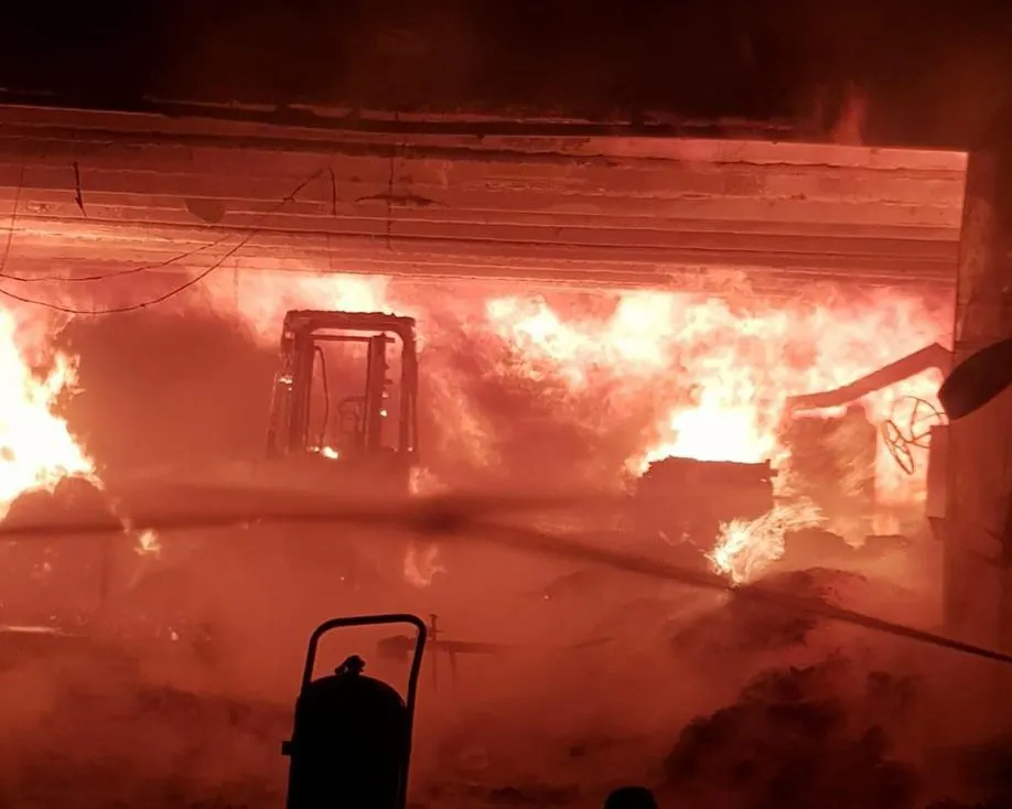Incendiu de amploare produs la o fabrică de mobilă din municipiul Oradea