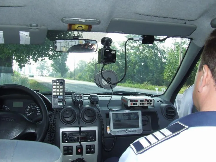 Peste 235 de conducători auto care au depășit limitele legale de viteză, sancționați de polițiștii rutieri în acțiune, la sfârșit de săptămână.