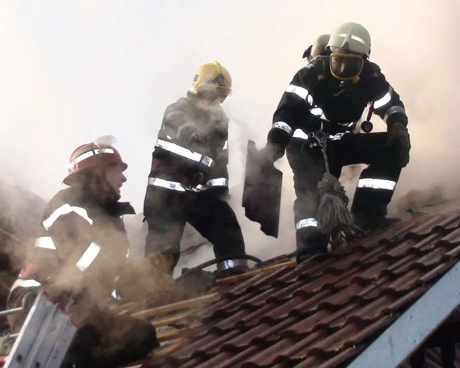 Două incendii produse la locuințe situate în Suplacu de Barcău și Oradea, din care unul soldat cu rănirea unei persoane. Atenție la coșurile de fum și mijloacele de încălzire!