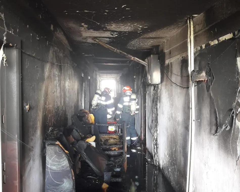 Incendiu la un bloc de garsoniere din Oradea