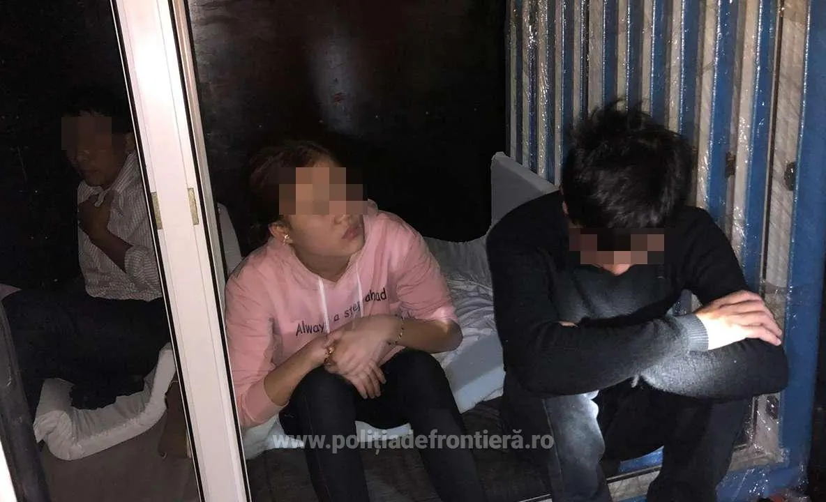 Patru vietnamezi ascunşi într-o autoutilitară, depistați la P.T.F. Nădlac II