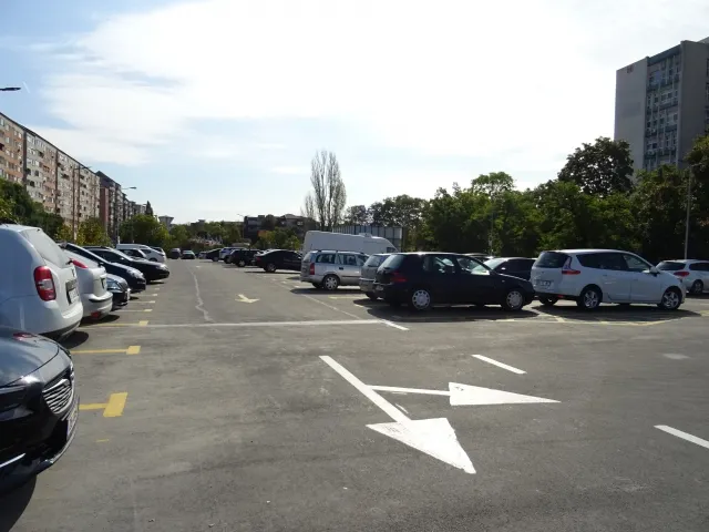 Pardoseala finită a parcării de lângă Spitalul Municipal a fost remediată