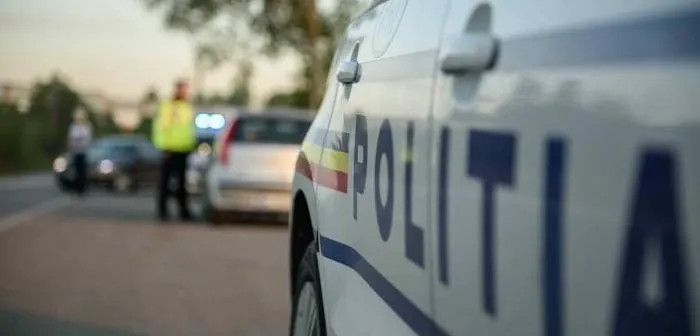 Polițist orădean în misiune, rănit de un autoturism sustras, condus fără permis și sub influența alcoolului.