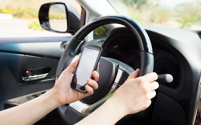 Vertizarea polițiștilor bihoreni :cei care scriu mesaje, transmit live, filmează sau vorbesc la telefon în timpul condusului sancțiunile vor fi, din 12 octombrie, mai dure.