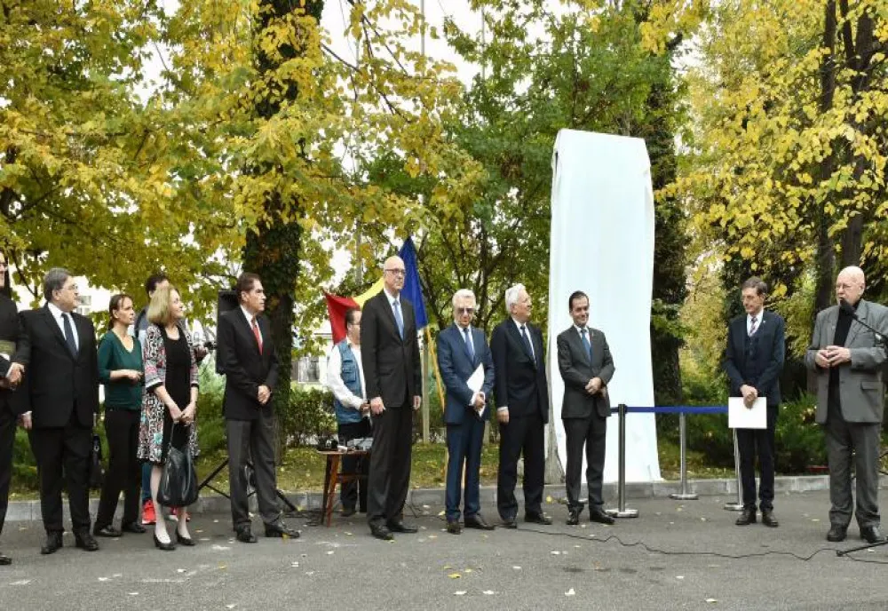  Fragment din Zidul Berlinului, expus la Academie. L. Orban: Şi azi sunt tentative de construit ziduri, nu din beton, ci din manipulări 