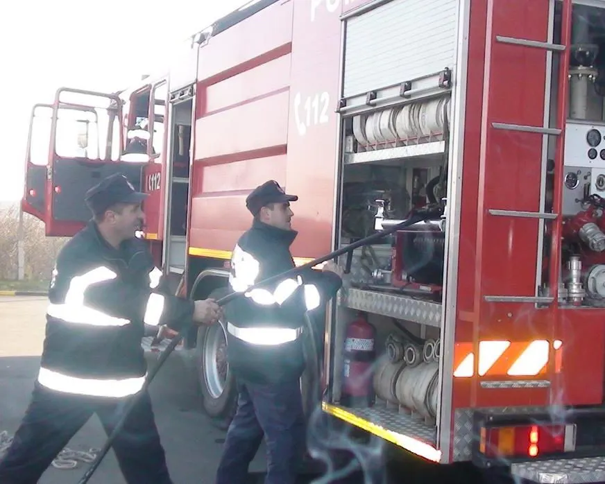 Incendiu la un depozit de țiței din localitatea Petreu