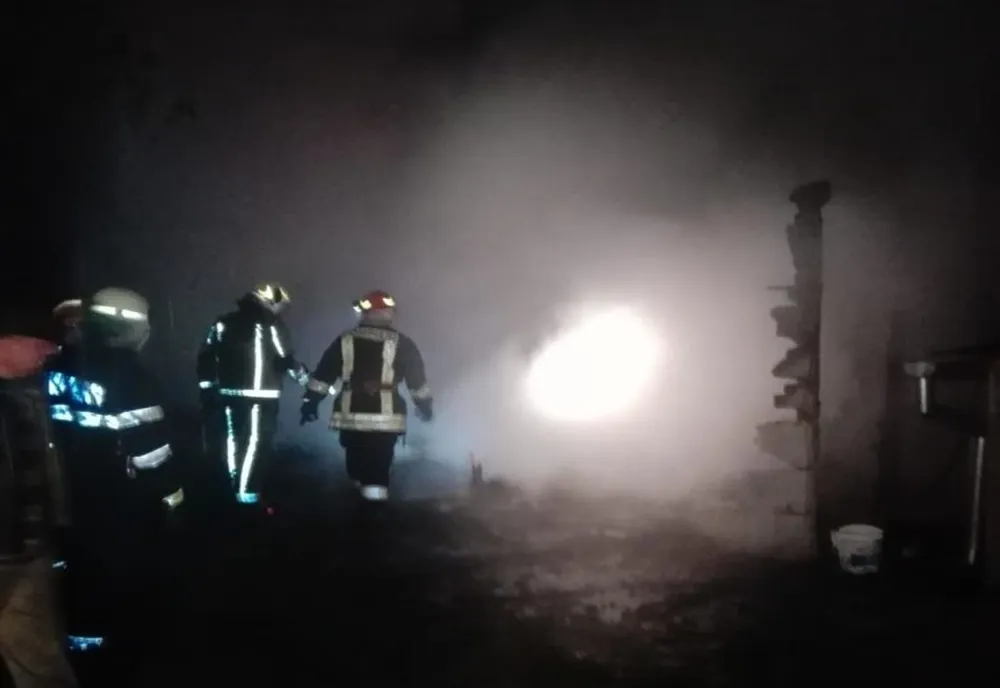 Intervenție pentru stingerea unui incendiu produs la o gospodărie din Felcheriu, jud Bihor