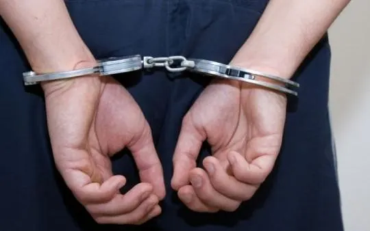 Urmărit național, condamnat pentru tâlhărie, depistat de polițiștii rutieri în trafic, în timp ce conducea fără permis.