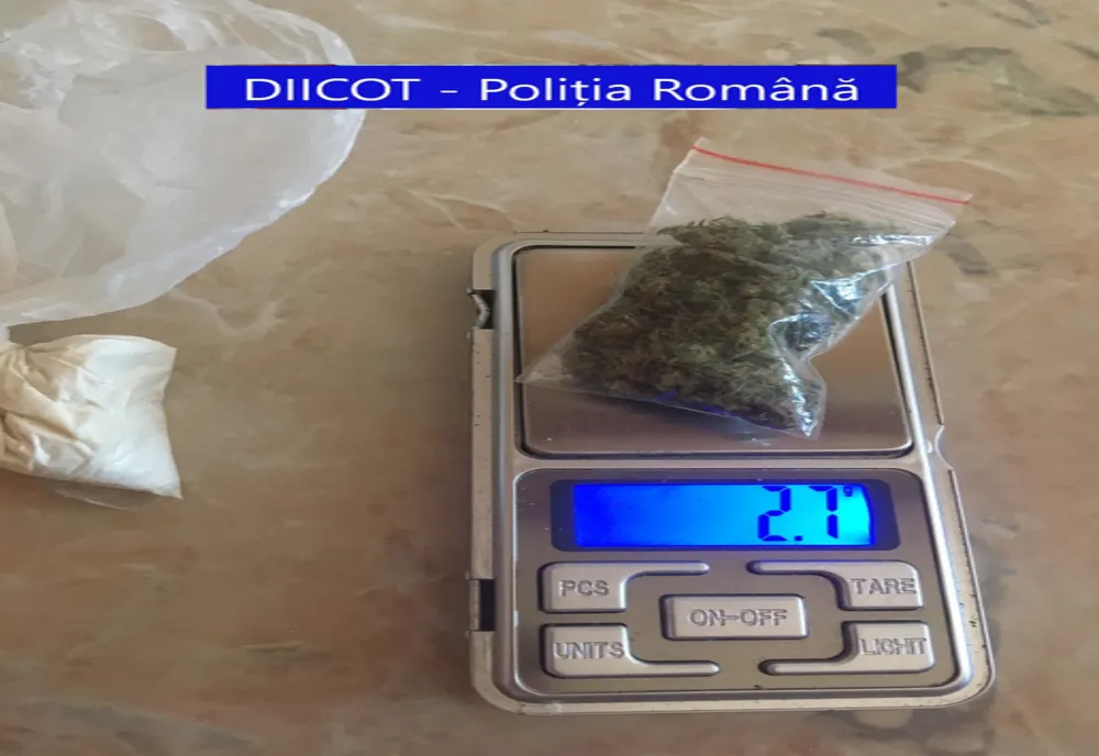 Un tânăr în vârstă de 25 de ani, a fost prins în flagrant în timp ce vindea droguri