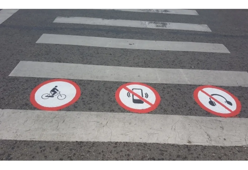 FOTO | Trecerile de pietoni din Oradea vor avea pictograme cu avertismente