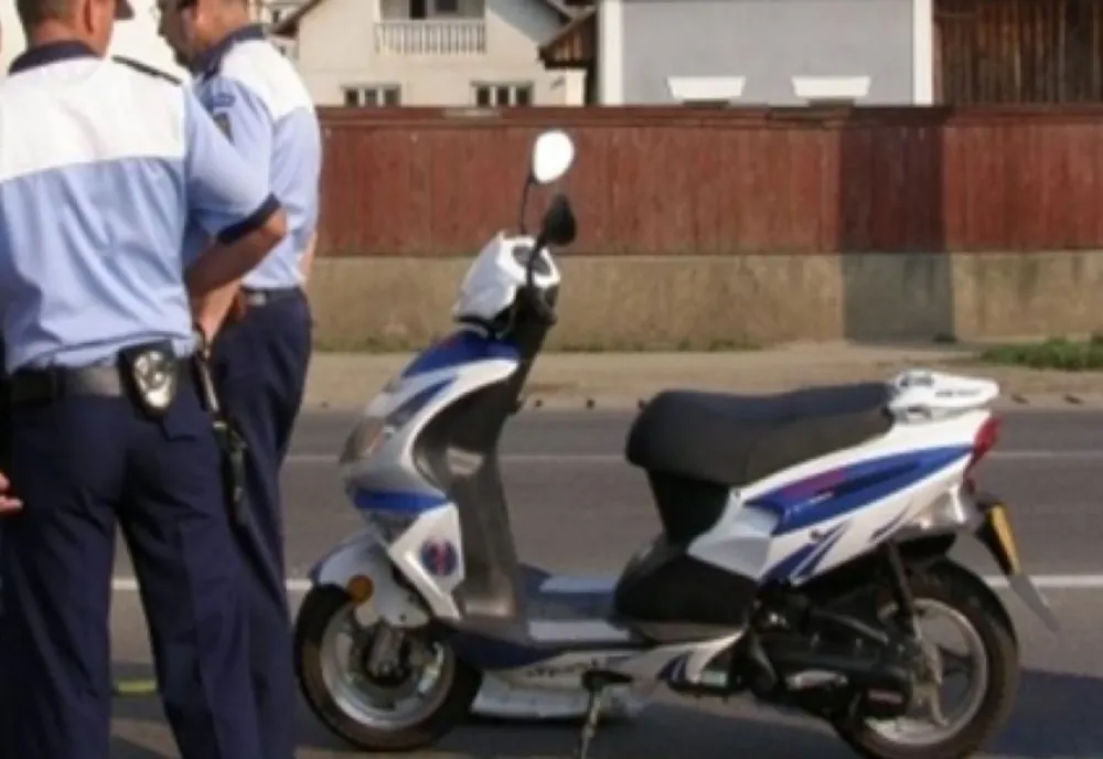 Adolescent prins pe moped, fără permis