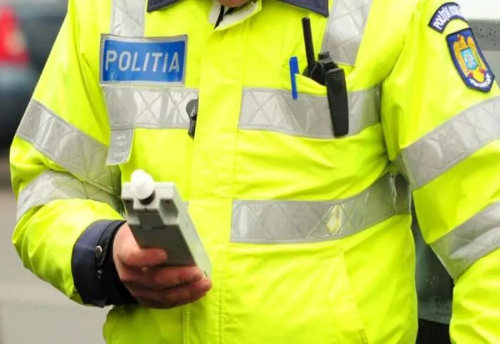 Un tânăr băut a furat o autoutilitară lăsată nesupravegheată și a ajuns cu ea într-un șanț, după care a dispărut! Polițiștii l-au reținut