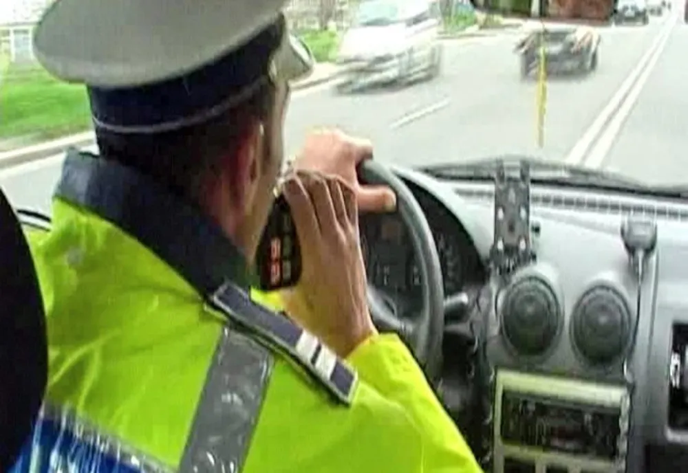 Aventura unui tânăr din Bihor: a furat o maşină, a provocat un accident şi a fost prins în trafic de un alt şofer